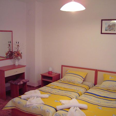 Nelly Guest House Ravda Exterior foto